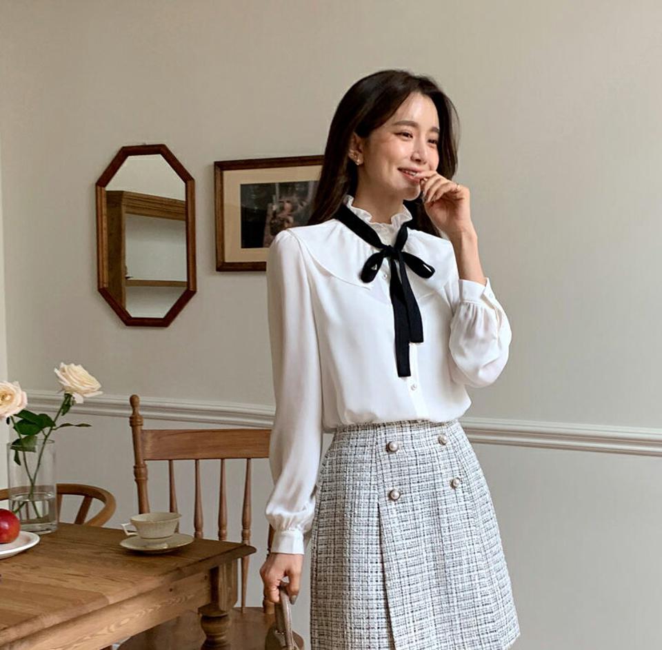 リボン付フリルネックブラウス・全3色・t65293 レディース 【bl】韓国ファッション トップス ブラウス 長袖 フリルネック リボン付 シフォン パフスリーブ パール調 ボタン シンプル 大人 カジュアル フェミニン 春 秋 冬