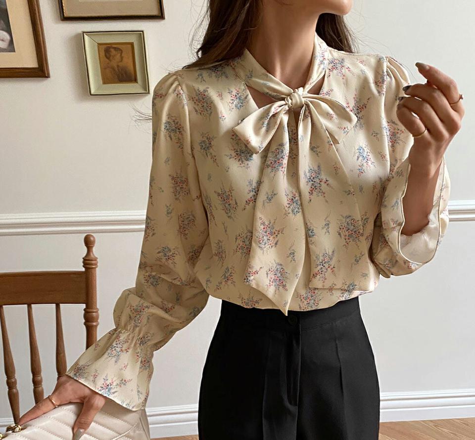 サテンフラワータイブラウス・全3色・t65258 レディース 【bl】韓国ファッション トップス ブラウス 長袖 Vネック サテン 花柄 フローラル フラワー タイ パフスリーブ シンプル 大人 体型カバー カジュアル フェミニン 春 秋 冬