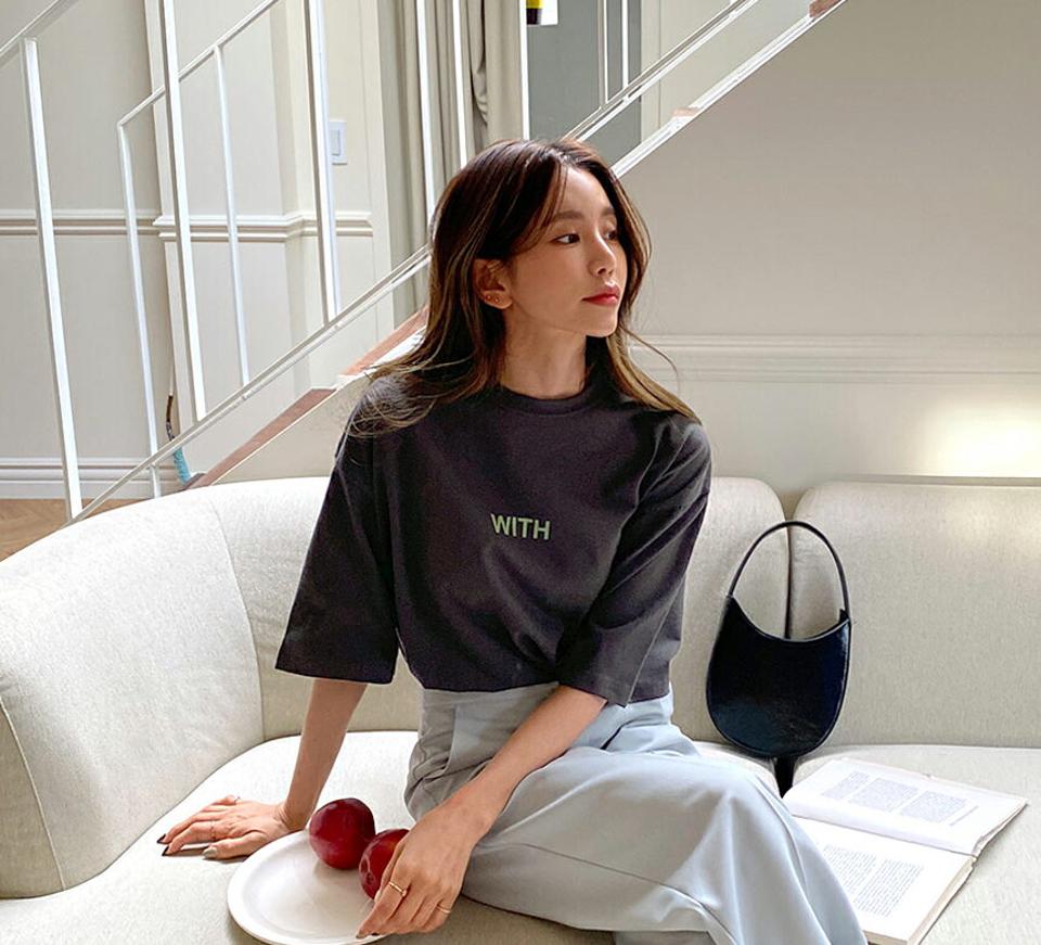 WITHレタリング半袖Tシャツ・全3色・t65254 レディース 【tops】韓国ファッション トップス Tシャツ 大人 半袖 ラウンドネック レタリング 英字 ロゴ シンプル デイリー スリット ルーズ 体型カバー 細身 フェミニン カジュアル 秋 冬