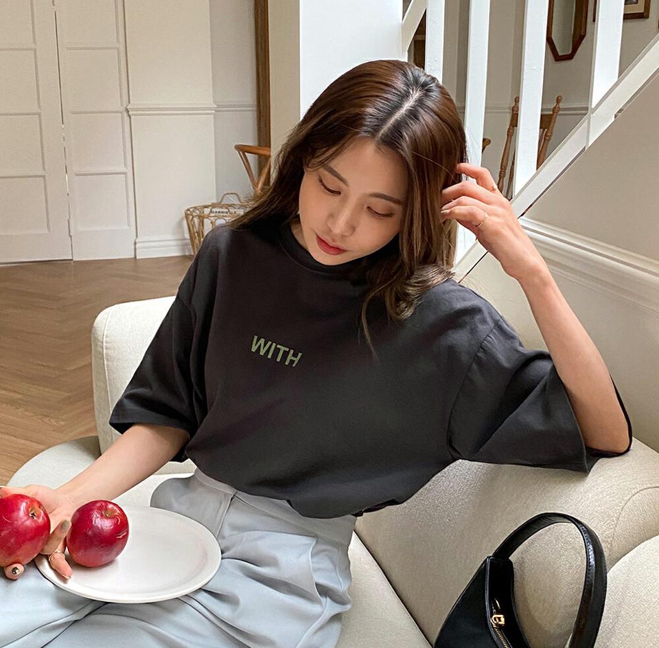 WITHレタリング半袖Tシャツ・全3色・t65254 レディース 【tops】韓国ファッション トップス Tシャツ 大人 半袖 ラウンドネック レタリング 英字 ロゴ シンプル デイリー スリット ルーズ 体型カバー 細身 フェミニン カジュアル 秋 冬