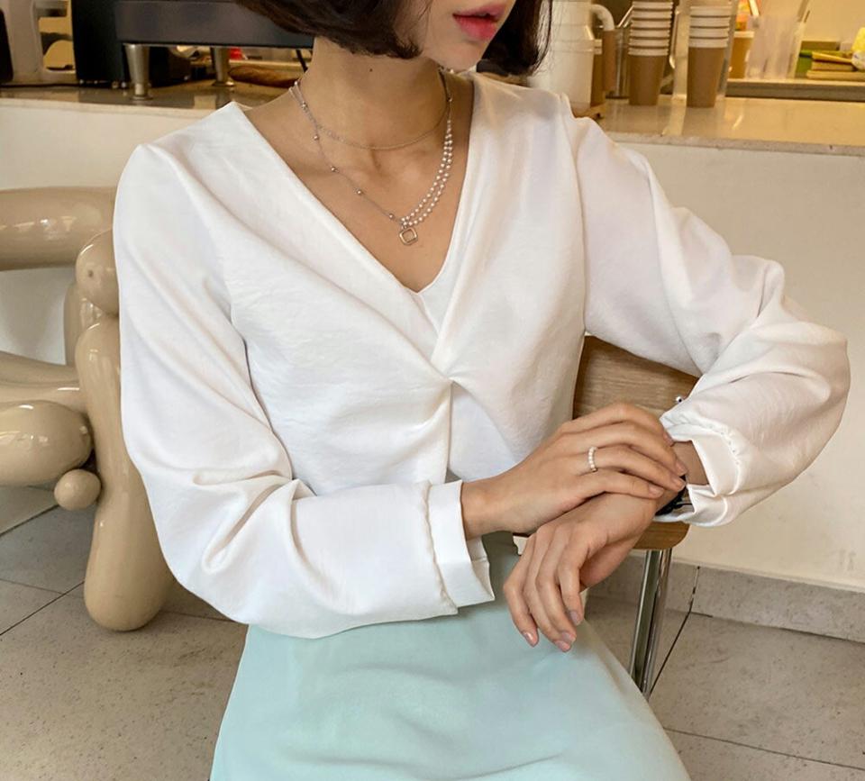 ツイストブラウス・全4色・t63253 レディース 【bl】韓国ファッション トップス ブラウス 長袖 Vネック モダン ツイスト ルーズ 無地 シンプル 大人 体型カバー カジュアル フェミニン 春 秋 冬