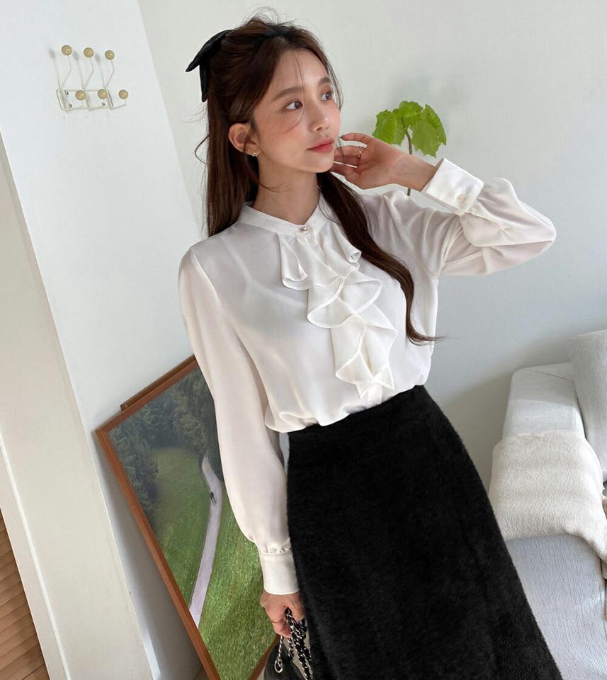 パール調ボタンラッフルブラウス・全4色・t65298 レディース 【bl】韓国ファッション トップス ブラウス 長袖 パール調 バンド カラー ボタン ラッフル 無地 シンプル 水色 大人 ルーズ カジュアル フェミニン 春 秋 冬