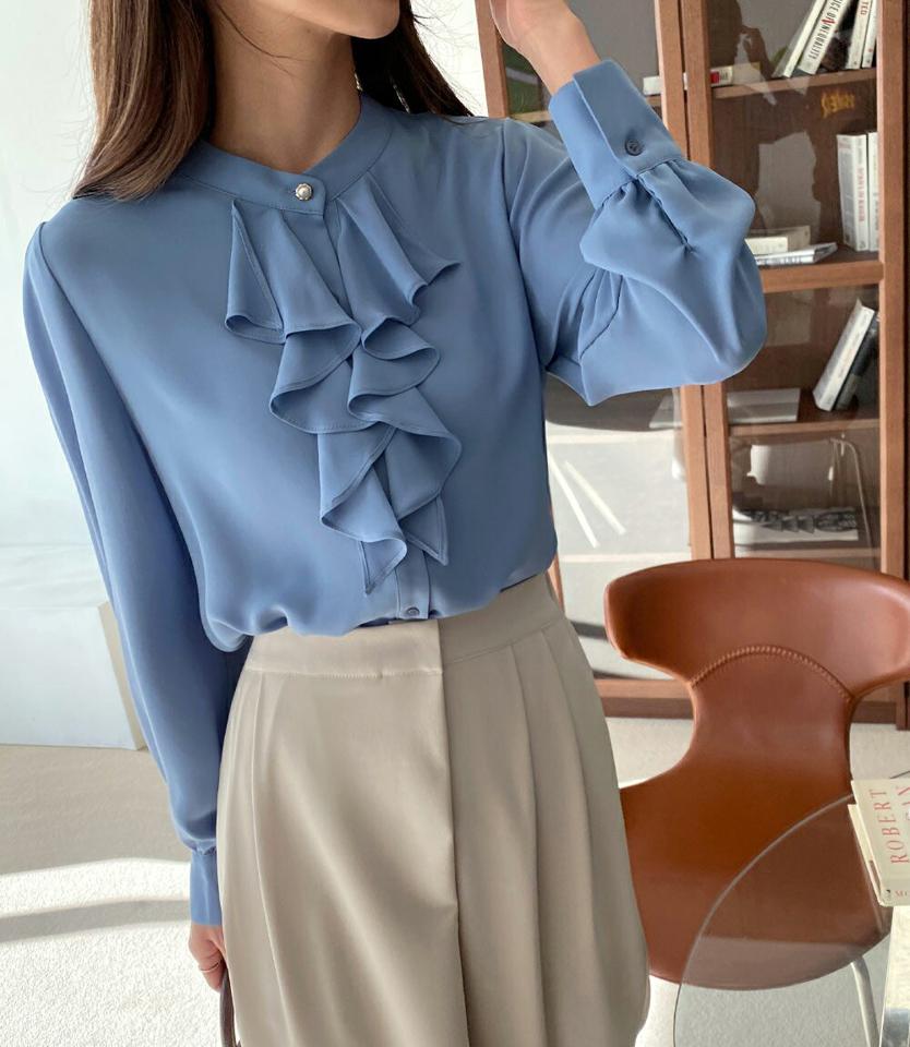 パール調ボタンラッフルブラウス・全4色・t65298 レディース 【bl】韓国ファッション トップス ブラウス 長袖 パール調 バンド カラー ボタン ラッフル 無地 シンプル 水色 大人 ルーズ カジュアル フェミニン 春 秋 冬