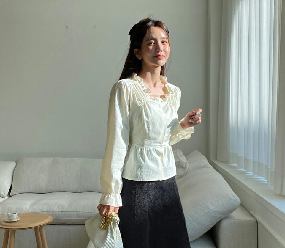 【今だけこの価格】フリルペプラムリボンブラウス・全3色・t65296 レディース 【bl】韓国ファッション トップス ブラウス 長袖 スクエアネック 襟コンシャス フリル ギャザー リボン 無地 シンプル 大人 体型カバー ルーズ カジュアル フェミニン 春 秋 冬 セール