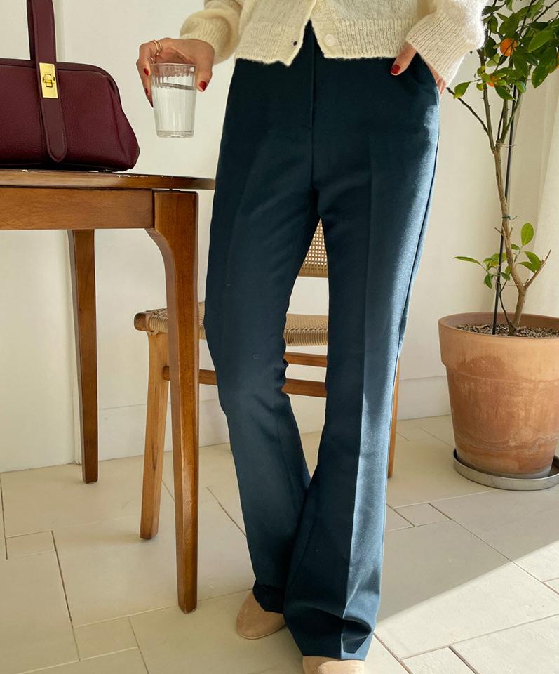 フレアロングスラックス・全3色・t66138 レディース 【pt】韓国ファッション ボトムス ロング ロングパンツ スラックスパンツ スラックス フレア ハイウエスト センタープレス 無地 シンプル 体型カバー フェミニン カジュアル 秋 冬