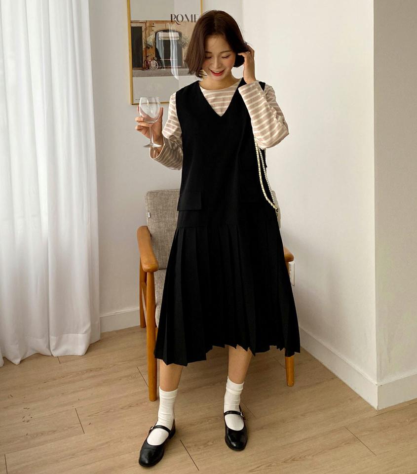 Vネックノースリプリーツワンピース・全2色・t00120 レディース 【ops】韓国ファッション ワンピース ミディ ミディワンピース Vネック ノースリ プリーツ フレア フェイクポケット 大人 ミディグ丈 無地 シンプル 秋 冬