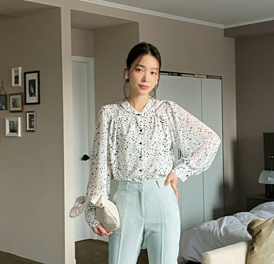 パターンギャザーブラウス・全2色・t00029 レディース 【bl】トップス ブラウス 長袖 ギャザー 総柄 大人 バンドカラー モダン シック 模様 秋 冬 春 韓国ファッション ハイホリHIHOLLI