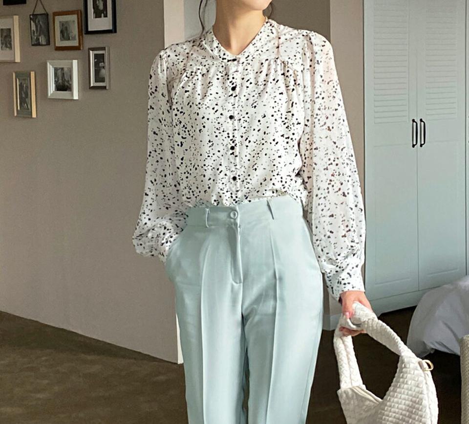 パターンギャザーブラウス・全2色・t00029 レディース 【bl】トップス ブラウス 長袖 ギャザー 総柄 大人 バンドカラー モダン シック 模様 秋 冬 春 韓国ファッション ハイホリHIHOLLI