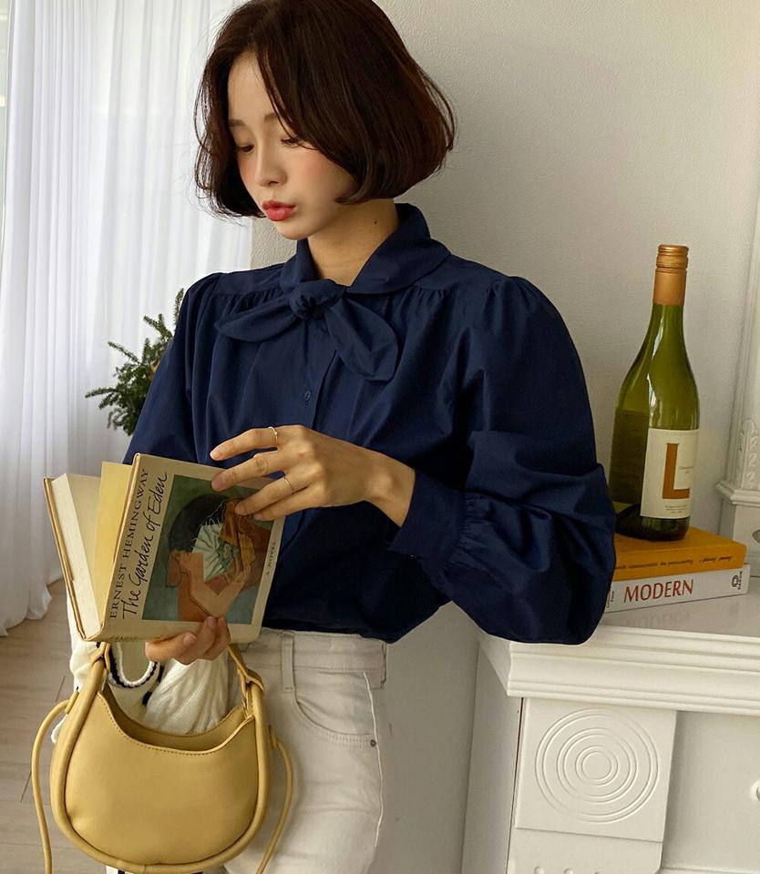 ネックリボンボタンブラウス・全3色・b00088 レディース 【bl】韓国ファッション トップス ブラウス 長袖 ネックリボン ボタン 襟コンシャス ギャザー 無地 シンプル 大人 体型カバー カジュアル フェミニン 春 秋 冬