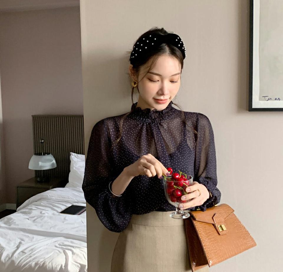 ハーフネックフラワーブラウス・全2色・t00028 レディース 【bl】トップス ブラウス 長袖 花柄 フリルネック 襟コン ハーフネック フェミニン 透け感 パフスリーブ パフ袖 シャーリング シフォンブラウス 秋 冬 春 韓国ファッション ハイホリHIHOLLI