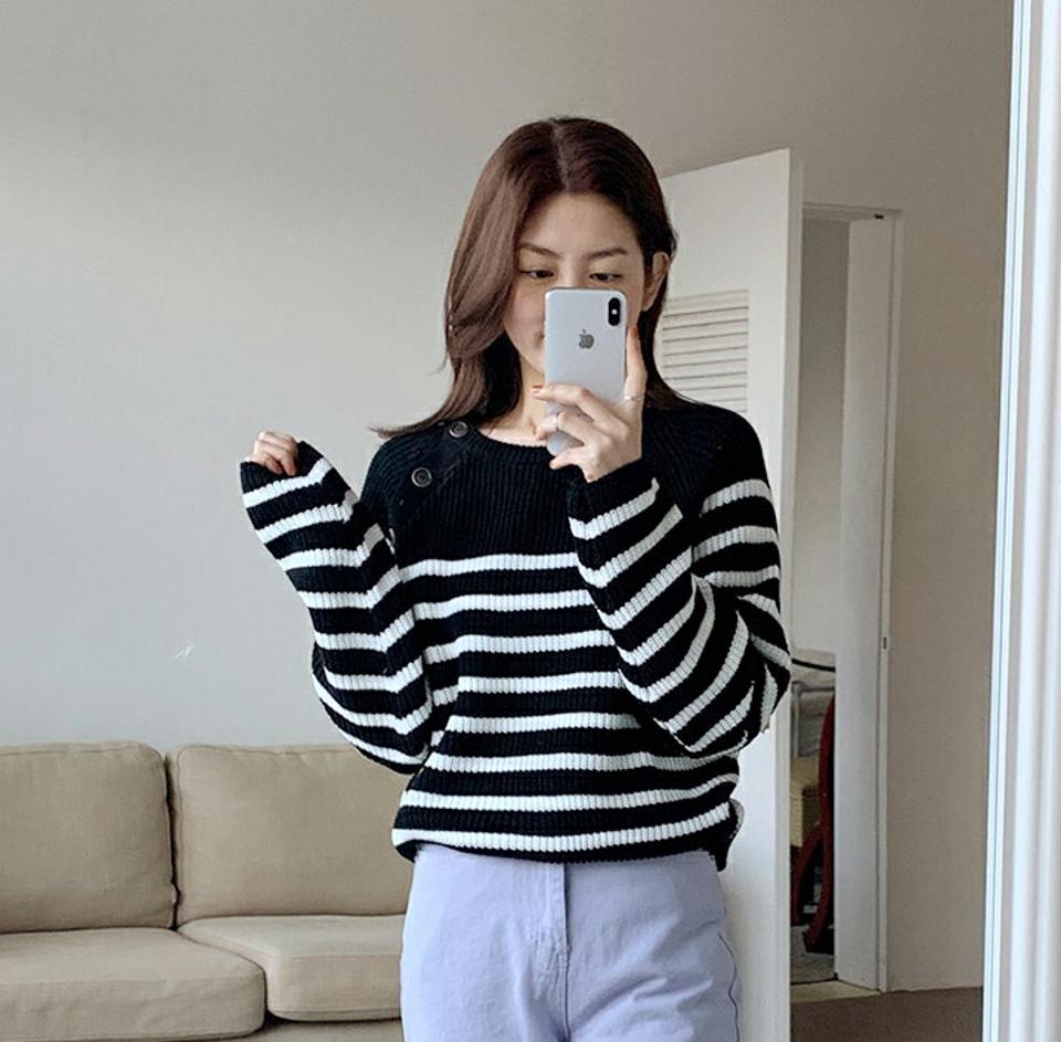 【只今10%OFF】ショルダーボタンボーダーニット・全3色・t00121 レディース 【tops】韓国ファッション トップス ニット 大人 長袖 ラウンドネック ラグラン ショルダーボタン ボーダー ユニーク シンプル 体型カバー フェミニン カジュアル 秋 冬【ニットセール】