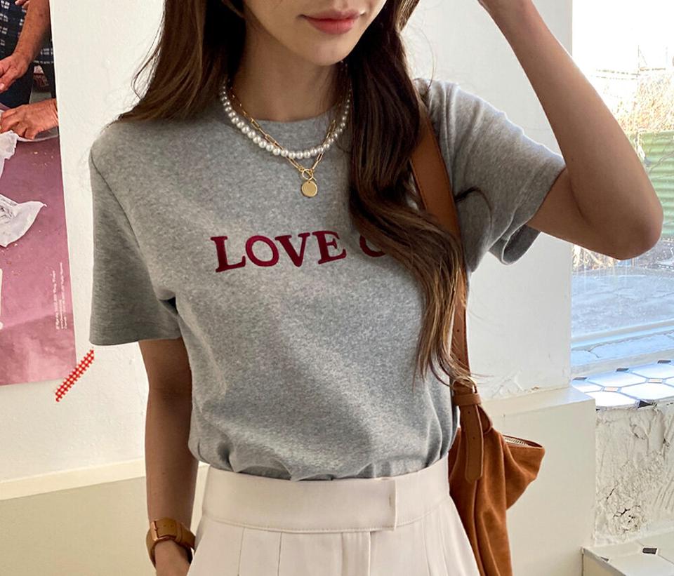 LOVE OF半袖Tシャツ・全2色・t66565 レディース 【tops】韓国ファッション トップス Tシャツ 大人 半袖 ラウンドネック レタリング 英字 ロゴ シンプル 体型カバー 細身 フェミニン カジュアル 秋 冬
