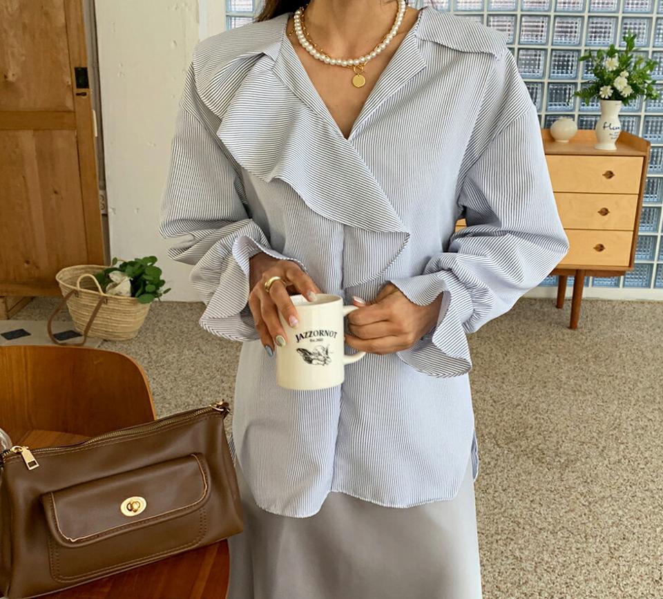 ラッフルカラーストライプブラウス・全3色・t66571 レディース 【bl】韓国ファッション トップス ブラウス 長袖 カラーネック 襟コンシャス ラッフルカラー ストライプ スリット シンプル カジュアル フェミニン 体型カバー ガーリー 春 秋 冬