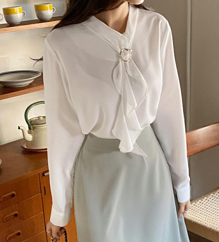 パール調ブローチ付ブラウス・全2色・t63293 レディース 【bl】韓国ファッション トップス ブラウス 長袖 ネックリボン 襟コンシャス ツイスト パール調 ブローチ付 シフォン 無地 シンプル 大人 体型カバー カジュアル フェミニン 春 秋 冬