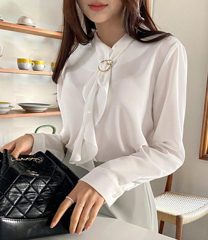 パール調ブローチ付ブラウス・全2色・t63293 レディース 【bl】韓国ファッション トップス ブラウス 長袖 ネックリボン 襟コンシャス ツイスト パール調 ブローチ付 シフォン 無地 シンプル 大人 体型カバー カジュアル フェミニン 春 秋 冬