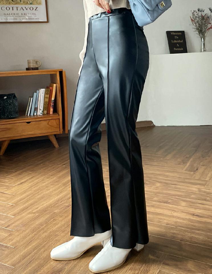 レザー調タックセミフレアパンツ・全2色・t66196 レディース 【pt】韓国ファッション ボトムス ロング ロングパンツ 裏起毛 レザー調 タック セミフレア 光沢 ウエストゴム 無地 シンプル 体型カバー フェミニン カジュアル 秋 冬