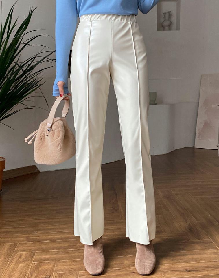 レザー調タックセミフレアパンツ・全2色・t66196 レディース 【pt】韓国ファッション ボトムス ロング ロングパンツ 裏起毛 レザー調 タック セミフレア 光沢 ウエストゴム 無地 シンプル 体型カバー フェミニン カジュアル 秋 冬