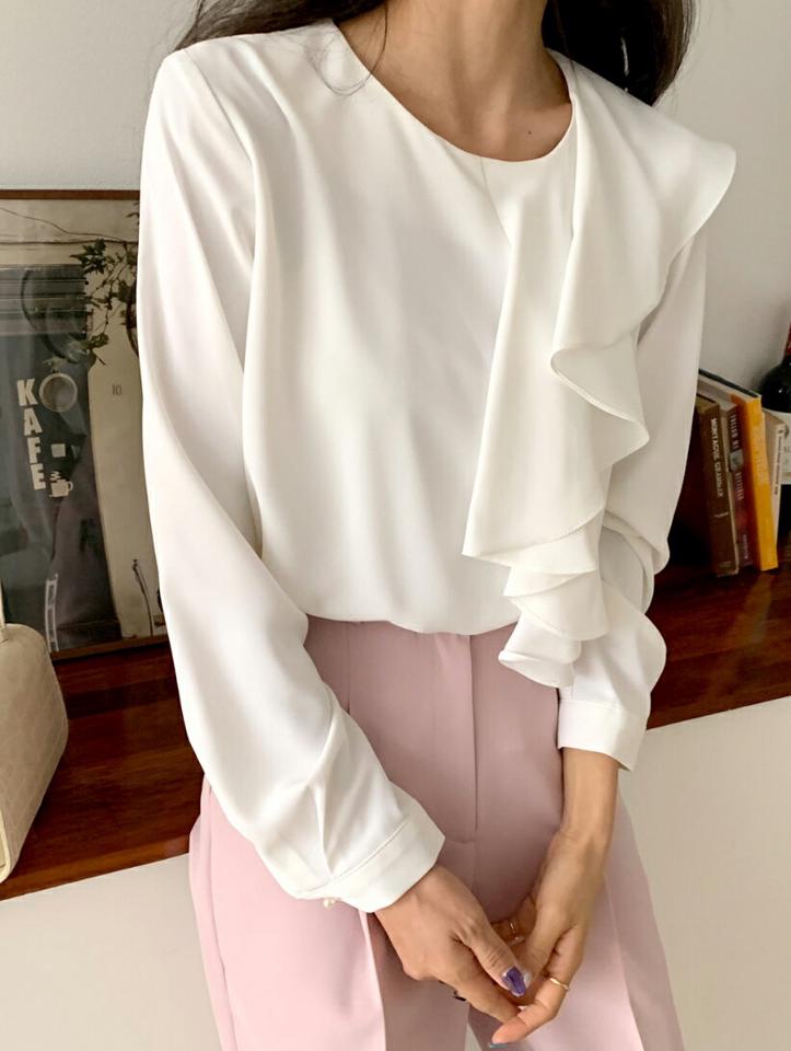 ≪人気商品再入荷≫パール調ボタンラッフルブラウス・b65337 レディース 【bl】韓国ファッション トップス ブラウス 長袖 ラウンドネック パール調 ボタン フリル ラッフル 無地 シンプル カジュアル フェミニン ガーリー 春 秋 冬