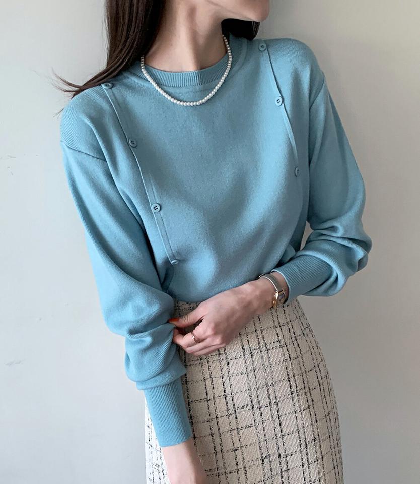 ボタンラインニット・全4色・b00089 レディース 【tops】トップス ニット 長袖 シンプル 単色 カジュアル ラフ フェイクボタン スリット ラウンドネック パステル カラーニット 水色 春 秋 冬 韓国ファッション ハイホリHIHOLLI 年上
