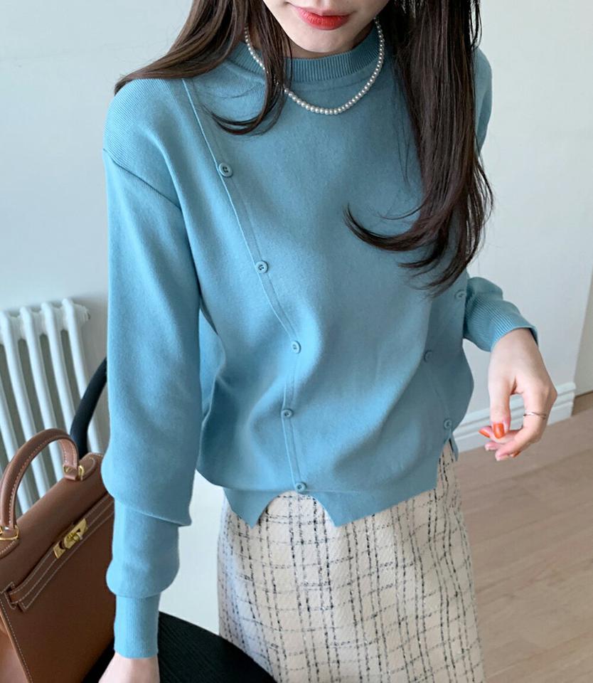 ボタンラインニット・全4色・b00089 レディース 【tops】トップス ニット 長袖 シンプル 単色 カジュアル ラフ フェイクボタン スリット ラウンドネック パステル カラーニット 水色 春 秋 冬 韓国ファッション ハイホリHIHOLLI 年上