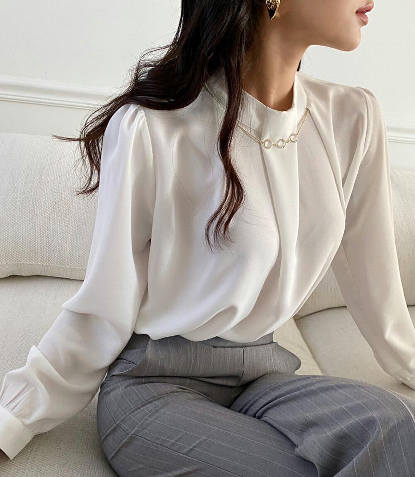 チェーンストラップ付タックブラウス・全2色・t00083 レディース 【bl】トップス ブラウス 長袖 襟コン フェミニン 単色 無地 シンプル 大人 きれいめ 上品 オケージョン プルオーバー クリスマス 春 秋 冬 韓国ファッション HIHOLLI