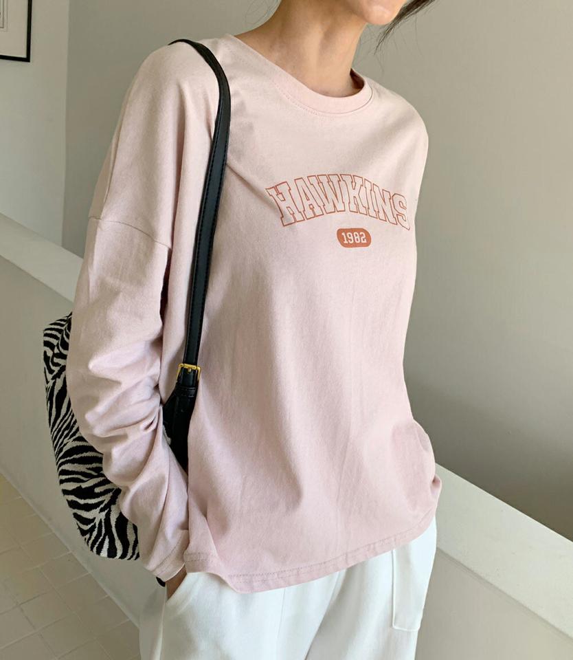 HAWKINSロゴTシャツ・全4色・t00134 レディース 【tops】韓国ファッション トップス Tシャツ 大人 長袖 ラウンドネック レタリング 英字 ロゴ ドロップショルダー ルーズ シンプル 体型カバー 細身 フェミニン カジュアル デイリー 秋 冬