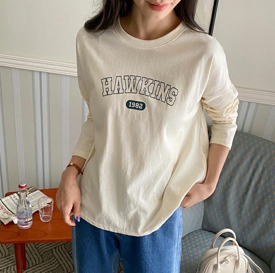 HAWKINSロゴTシャツ・全4色・t00134 レディース 【tops】韓国ファッション トップス Tシャツ 大人 長袖 ラウンドネック レタリング 英字 ロゴ ドロップショルダー ルーズ シンプル 体型カバー 細身 フェミニン カジュアル デイリー 秋 冬