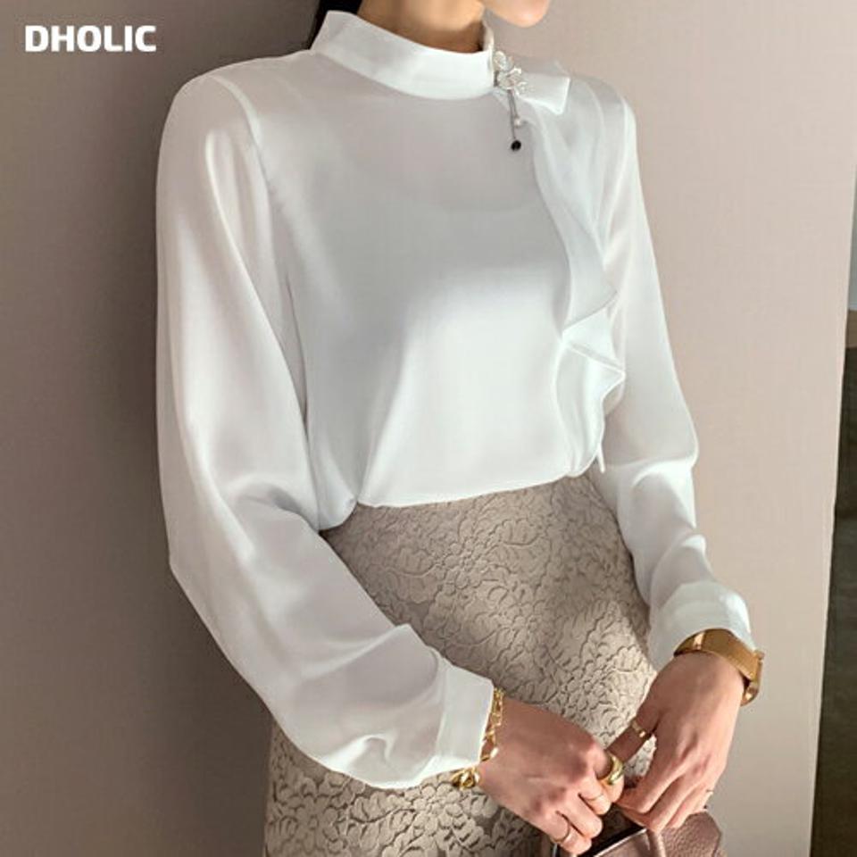 ブローチ付ラッフルブラウス・全3色・t71578 レディース 【bl】トップス ブラウス 襟コン 長袖 モダン 大人 単色 シンプル 無地 きれいめ 上品 フェミニン ハーフネック アンバランス 春 秋 冬 韓国ファッション ハイホリHIHOLLI