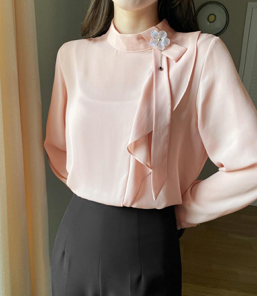 ブローチ付ラッフルブラウス・全3色・t71578 レディース 【bl】トップス ブラウス 襟コン 長袖 モダン 大人 単色 シンプル 無地 きれいめ 上品 フェミニン ハーフネック アンバランス 春 秋 冬 韓国ファッション ハイホリHIHOLLI