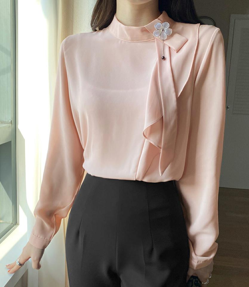 ブローチ付ラッフルブラウス・全3色・t71578 レディース 【bl】トップス ブラウス 襟コン 長袖 モダン 大人 単色 シンプル 無地 きれいめ 上品 フェミニン ハーフネック アンバランス 春 秋 冬 韓国ファッション ハイホリHIHOLLI