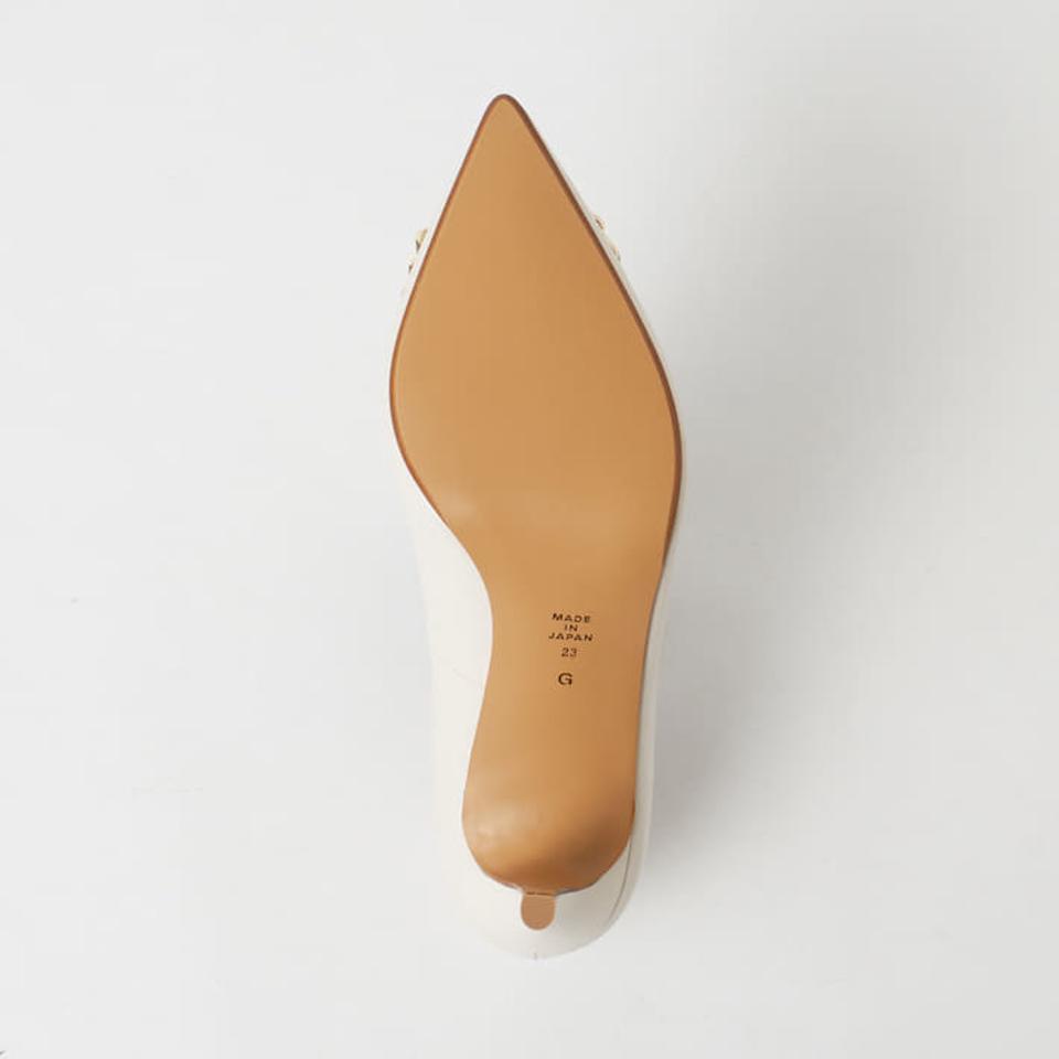 チェーンバックルが上品♪モチーフ付きパンプス