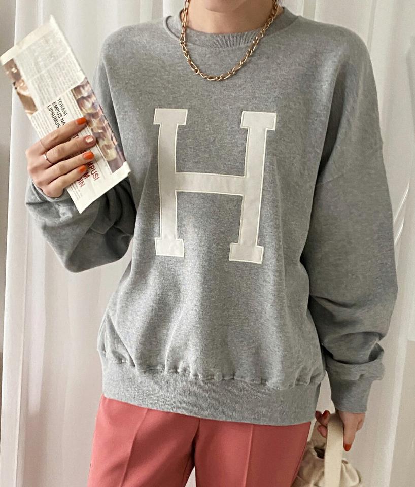 Hロゴスウェット・全3色・t71652 レディース 【tops】トップス スウェット トレーナー 長袖 イニシャル ロゴ カジュアル ラフ シンプル 大人 ドロップショルダー ラウンドネック 春 秋 冬 韓国ファッション ハイホリHIHOLLI