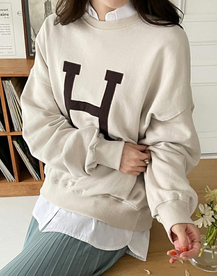 Hロゴスウェット・全3色・t71652 レディース 【tops】トップス スウェット トレーナー 長袖 イニシャル ロゴ カジュアル ラフ シンプル 大人 ドロップショルダー ラウンドネック 春 秋 冬 韓国ファッション ハイホリHIHOLLI