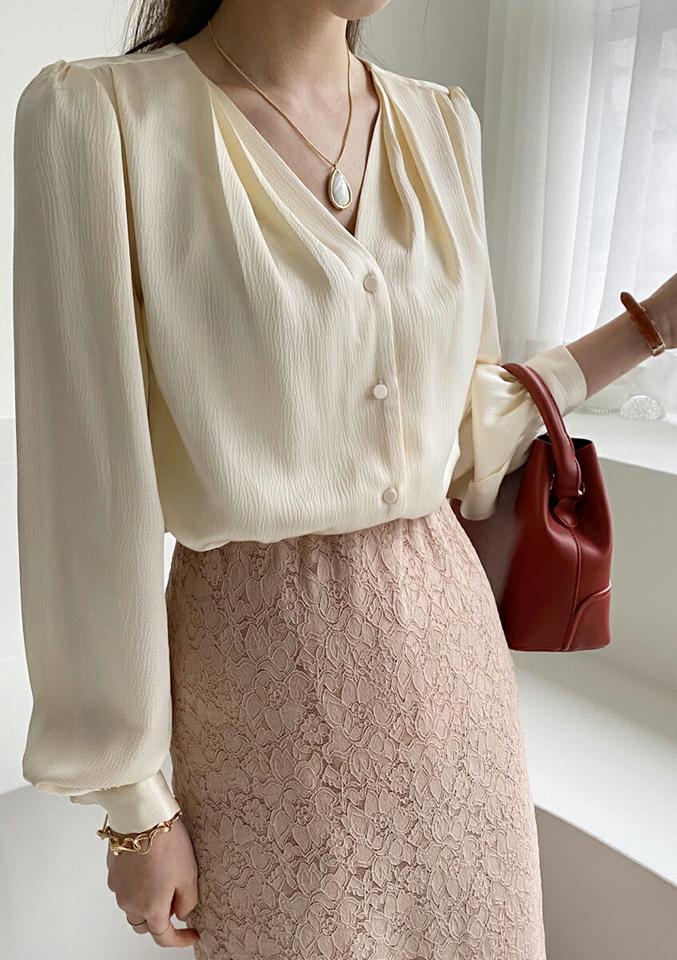 【マラソン特価】Vネックサテンボタンブラウス・全3色・b71649 レディース 【bl】トップス ブラウス 長袖 サテン Vネック 単色 無地 シンプル ベーシック 大人 きれいめ 上品 光沢感 高級感 ギャザー 春 秋 冬 韓国ファッション ハイホリHIHOLLI