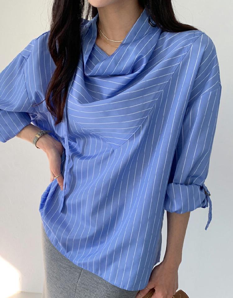 バックルストライプブラウス・全2色・t00099 レディース 【bl】トップス ブラウス 長袖 ストライプ柄 ユニーク 個性的 爽やか 華奢見え オーバーサイズ ゆったり 大人 ハーフネック ベルト 変形 春 秋 冬 韓国ファッション ハイホリHIHOLLI