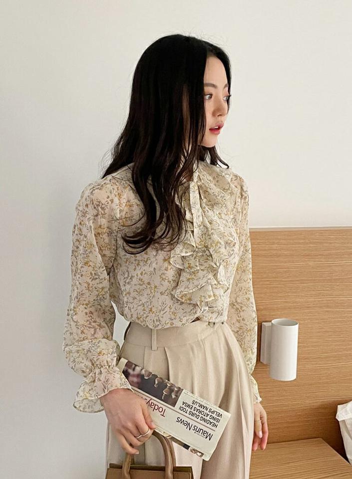 フローラルフリルネックリボンブラウス・全3色・b66492 レディース 【bl】韓国ファッション トップス ブラウス 長袖 フリルネック リボン 花柄 フローラル ピンク フラワー シンプル カジュアル フェミニン 体型カバー ガーリー 春 秋 冬