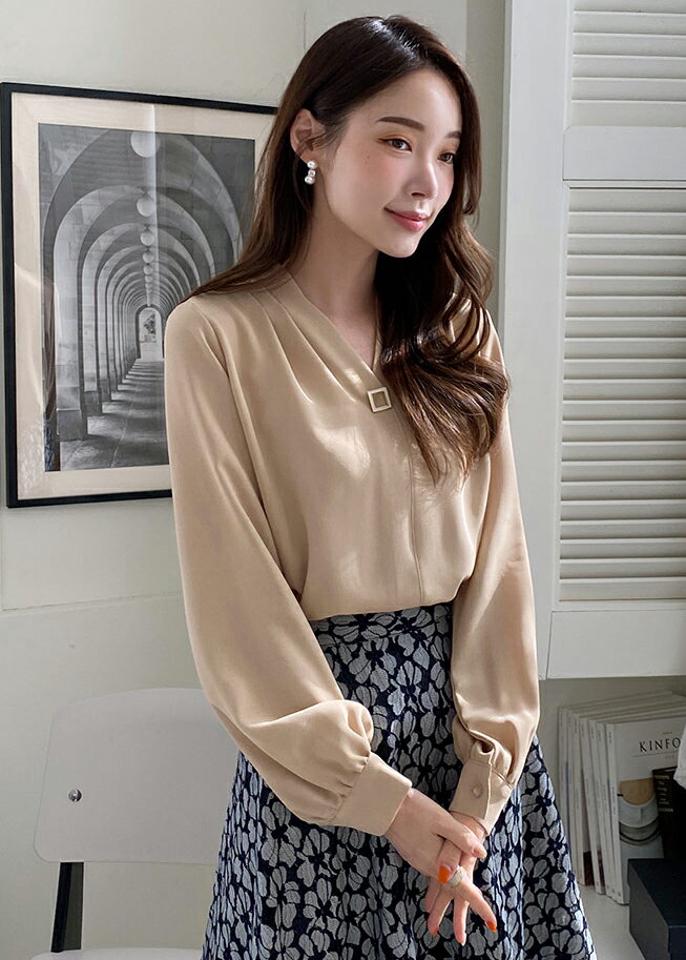 スクエアパーツVネックブラウス・全3色・t71731 レディース 【bl】トップス ブラウス 長袖 Vネック 大人 ギャザー シンプル 単色 オフィスカジュアル 春 秋 韓国ファッション ハイホリHIHOLLI