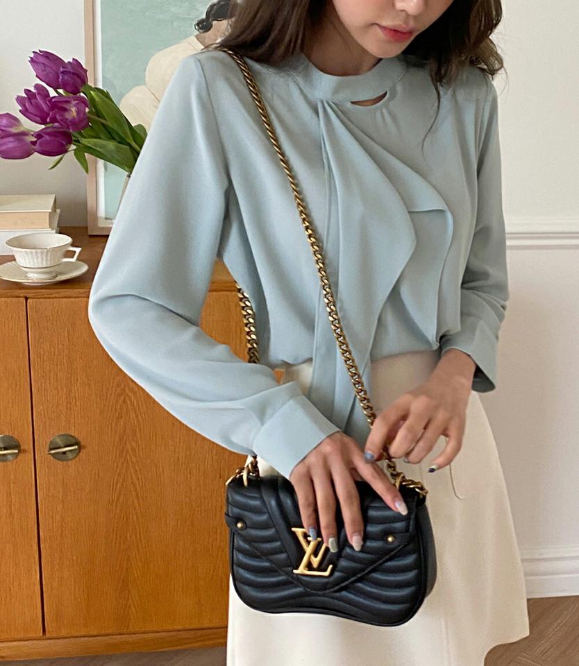 バンドカラーリボンブラウス・全3色・b00163 レディース 【bl】韓国ファッション トップス ブラウス 長袖 バンドカラー リボン スリット ボウタイ 無地 水色 シンプル カジュアル フェミニン ガーリー 春 秋 冬