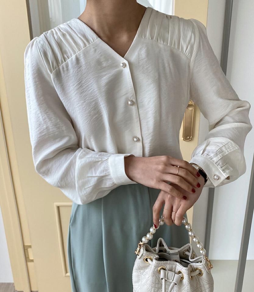 ギャザーVネックブラウス・全4色・b66216 レディース 【bl】韓国ファッション トップス ブラウス 長袖 Vネック シャーリング ギャザー カフス パール調 ボタン シンプル ピンク カジュアル フェミニン ガーリー 春 秋 冬