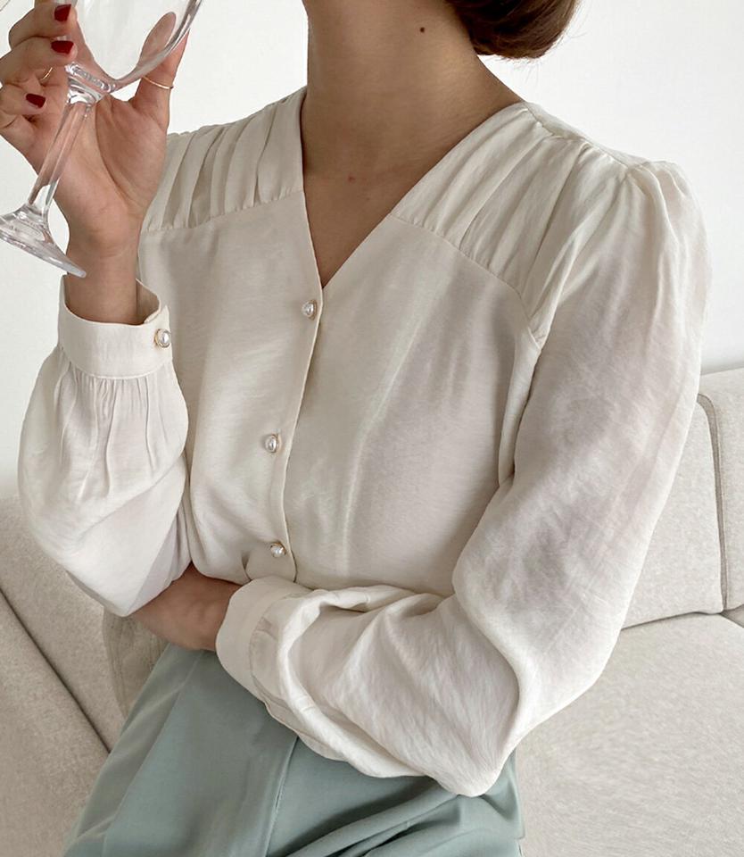 ギャザーVネックブラウス・全4色・b66216 レディース 【bl】韓国ファッション トップス ブラウス 長袖 Vネック シャーリング ギャザー カフス パール調 ボタン シンプル ピンク カジュアル フェミニン ガーリー 春 秋 冬