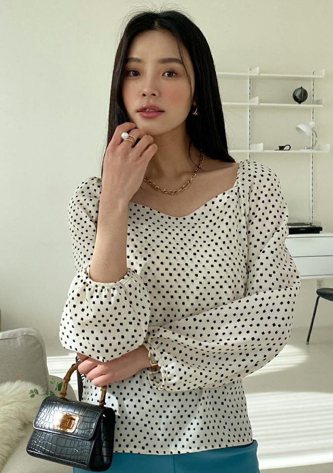 ドットスクエアブラウス・全3色・t71775 レディース 【bl】トップス ブラウス 長袖 ドット柄 スクエアネック ガーリー かわいい 可愛い 大人 デコルテ 鎖骨 ラグランスリーブ ギャザー パフ袖 パフスリーブ 春 秋 冬 韓国ファッション ハイホリHIHOLLI