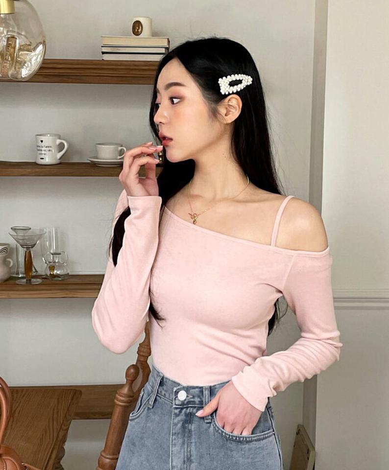 ストラップワンショルTシャツ・全5色・t00133 レディース 【tops】韓国ファッション トップス Tシャツ 大人 長袖 ストラップ ワンショル スリム ユニーク クロップド丈 無地 シンプル 細身 フェミニン カジュアル デイリー 秋 冬