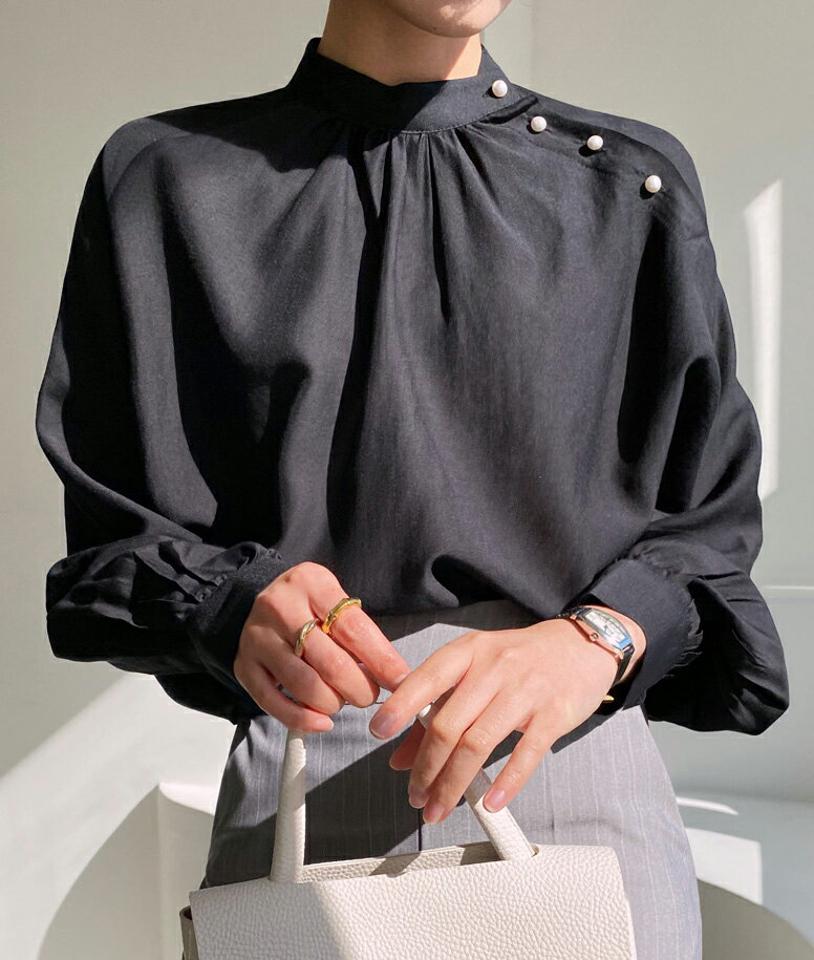 ショルダーフェイクパールブラウス・全3色・b00131 レディース 【bl】トップス ブラウス 長袖 パールボタン 上品 モダン 単色 無地 シンプル 大人 きれいめ ギャザー 春 秋 冬 韓国ファッション ハイホリHIHOLLI