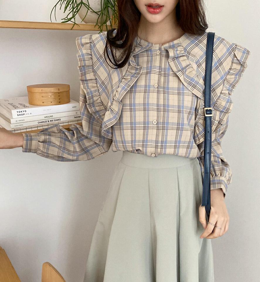 チェックビッグフリルカラーブラウス・全2色・b66548 レディース 【bl】韓国ファッション トップス ブラウス 長袖 カラーネック 襟コンシャス ビッグフリル チェック柄 シンプル カジュアル フェミニン 体型カバー ガーリー 春 秋 冬