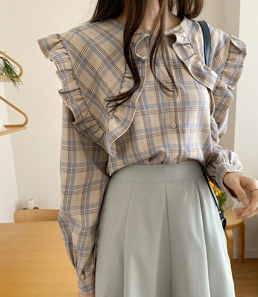 チェックビッグフリルカラーブラウス・全2色・b66548 レディース 【bl】韓国ファッション トップス ブラウス 長袖 カラーネック 襟コンシャス ビッグフリル チェック柄 シンプル カジュアル フェミニン 体型カバー ガーリー 春 秋 冬