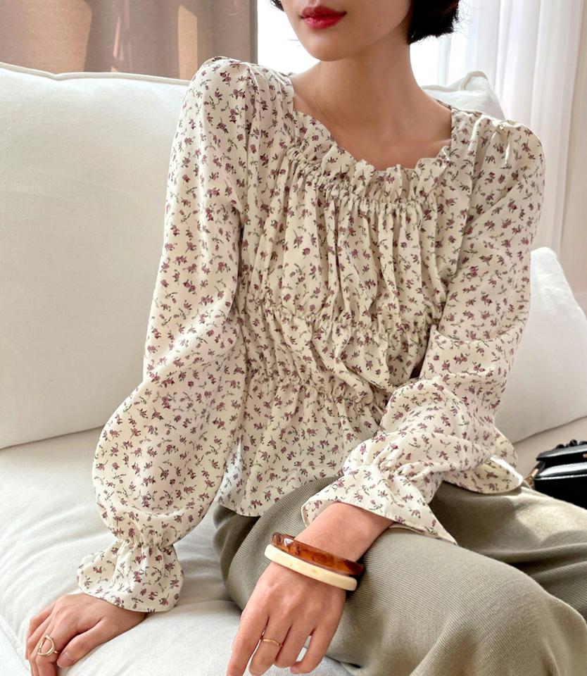 フローラルシャーリングブラウス・全2色・t71742 レディース 【bl】トップス ブラウス 長袖 スクエアネック 花柄 フラワー フローラル シャーリング シンプル カジュアル 大人 フェミニン ガーリー 春 秋 冬 韓国ファッション ハイホリHIHOLLI