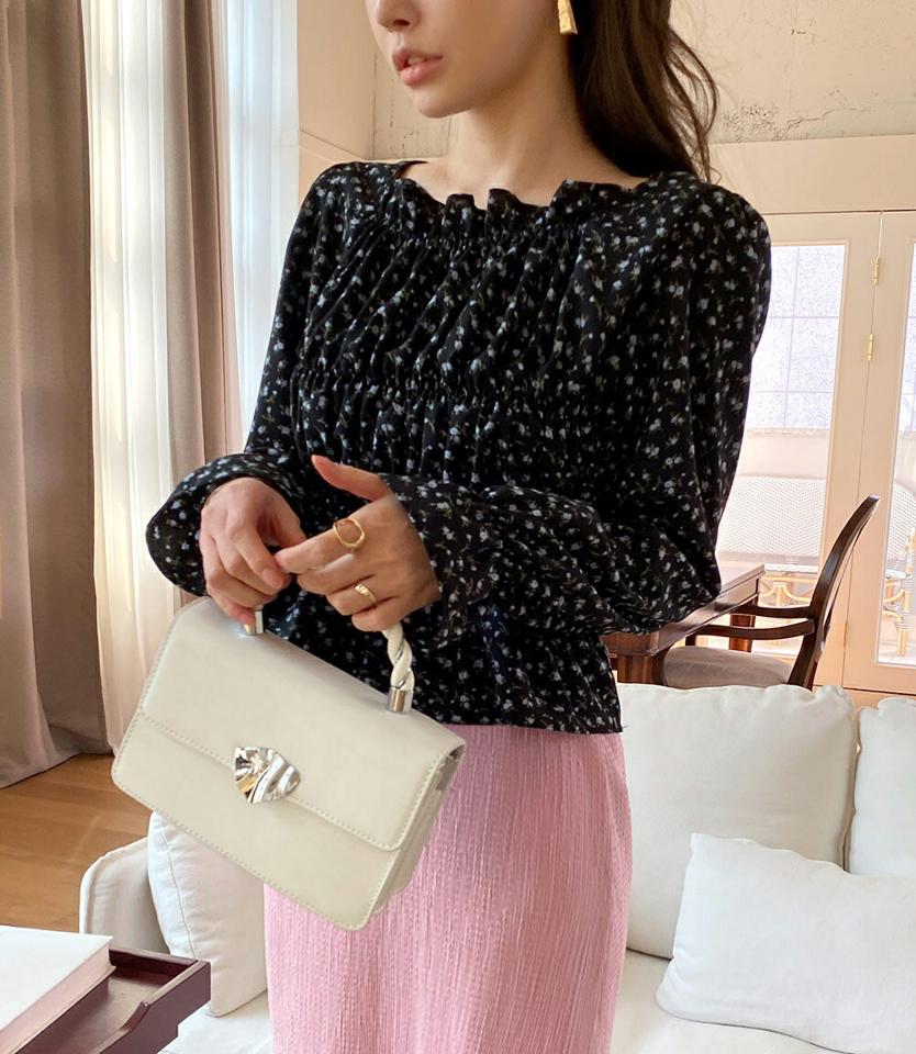 フローラルシャーリングブラウス・全2色・t71742 レディース 【bl】トップス ブラウス 長袖 スクエアネック 花柄 フラワー フローラル シャーリング シンプル カジュアル 大人 フェミニン ガーリー 春 秋 冬 韓国ファッション ハイホリHIHOLLI