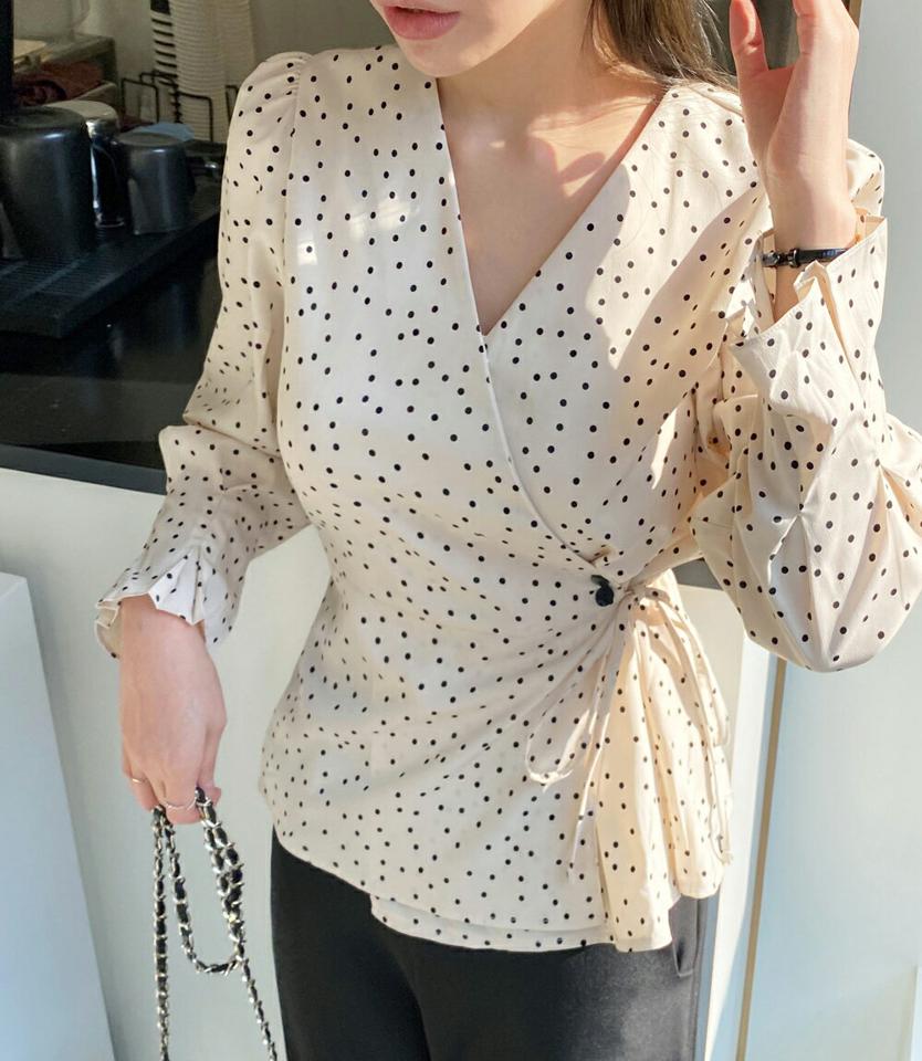 ドットラップブラウス・全4色・t71661 レディース 【bl】トップス ブラウス 長袖 ドット柄 ラップデザイン かわいい 可愛い 大人 Vネック パフ袖 パフスリーブ 春 秋 冬 韓国ファッション ハイホリHIHOLLI