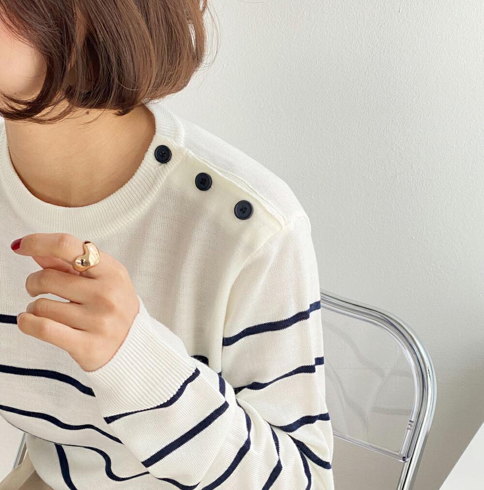 ボーダーショルダーボタンニット・全3色・t66217 レディース 【tops】韓国ファッション トップス Tシャツ 大人 長袖 ラウンドネック クロップド丈 ボーダー ショルダーボタン シンプル 体型カバー 細身 フェミニン カジュアル デイリー 秋 冬