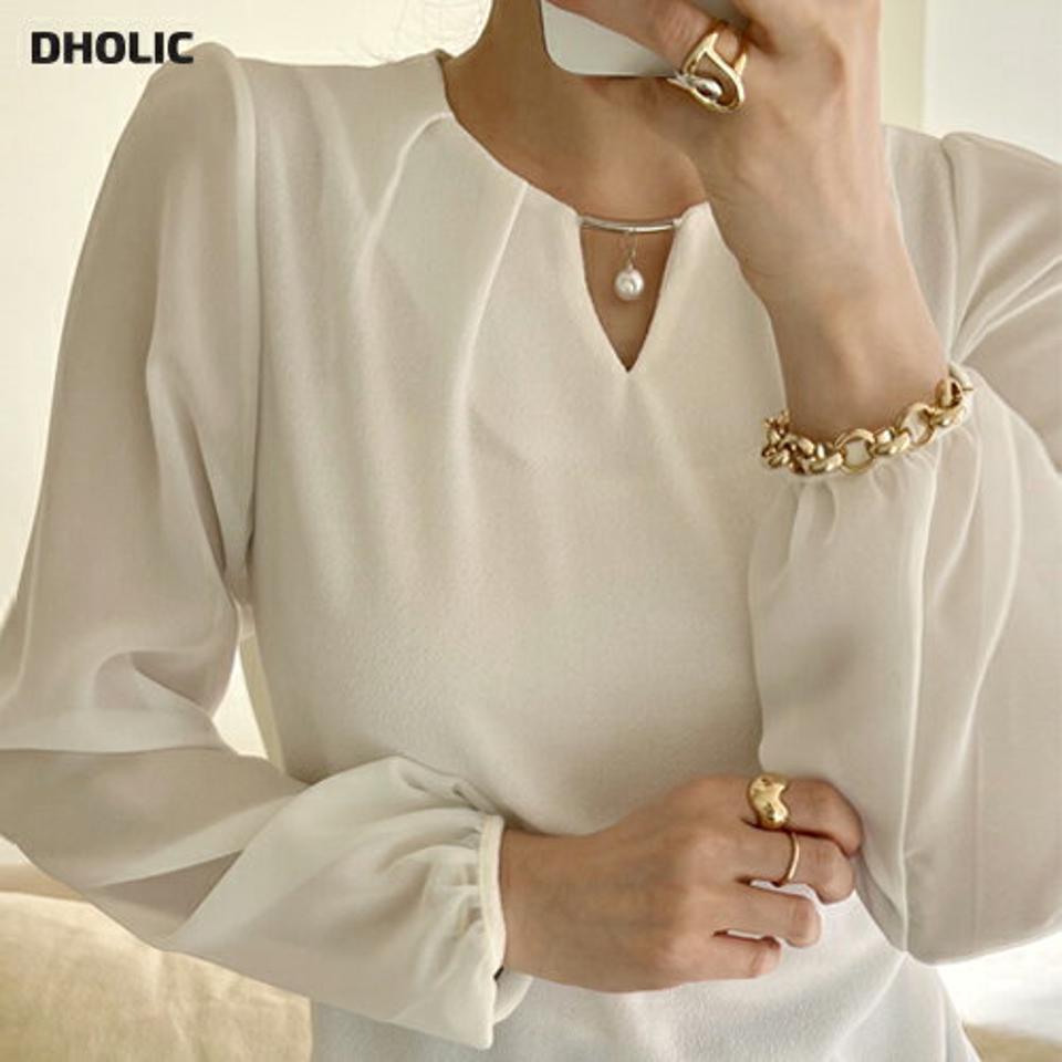 Vスリットフェイクパールブラウス・全3色・t00157 レディース 【bl】トップス ブラウス 長袖 パール Vネック カットアウト タック シンプル パフスリーブ パフ袖 フェミニン 大人 きれいめ オフィスカジュアル 春 秋 韓国ファッション ハイホリHIHOLLI